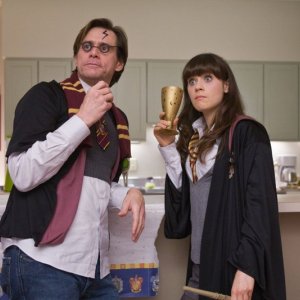 Zooey Deschanel e Jim Carrey mascherati da personaggi di Harry Potter in un'immagine della commedia Yes Man