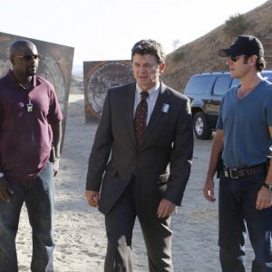 Alimi Ballard, John Michael Higgins e Rob Morrow sulla scena nell'episodio Dreamland di Numb3rs