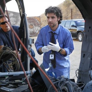 David Krumholtz durante l'indagine nell'episodio Dreamland di Numb3rs