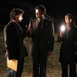 David Krumholtz, John Michael Higgins e Navi Rawat nell'episodio Dreamland di Numb3rs