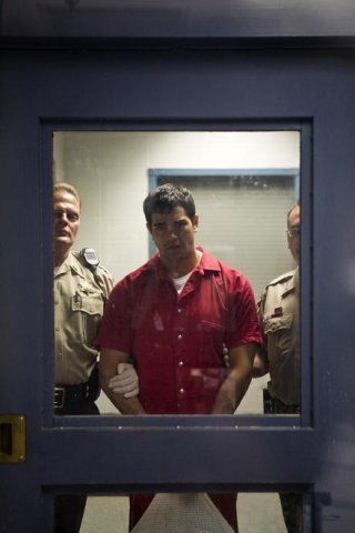 Jesse Metcalfe ammanettato in una immagine del film Un alibi perfetto.
