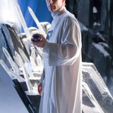 Jor-El (Julian Sands) in abito bianco nell'episodio Kandor di Smallville
