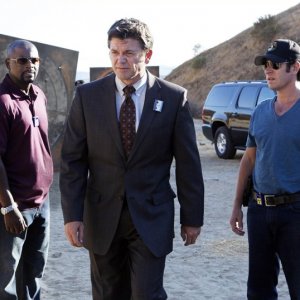La scena del crimine nell'episodio Dreamland di Numb3rs con Alimi Ballard, John Michael Higgins e Rob Morrow