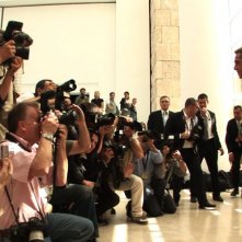 Lo stilista Valentino si lascia fotografare in passerella nel documentario Valentino: L'ultimo imperatore