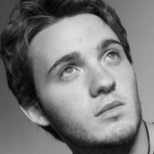 Primo piano dell'attore Giovanbattista Torregrossa