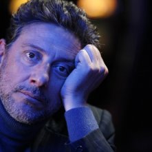 Un primo piano di Sergio Castellitto nel film Alza la testa