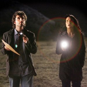 Una scena dell'episodio Dreamland di Numb3rs, con David Krumholtz e Navi Rawat