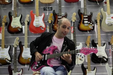 Checco Zalone con la chitarra in una sequenza di Cado dalle nubi