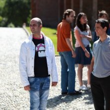 Checco Zalone (Luca Medici) in una immagine del film Cado dalle nubi