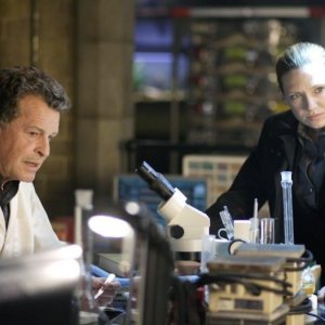 Fringe: John Noble e Anna Torv nell'episodio August