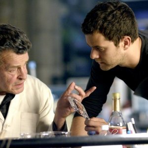 Fringe: John Noble e Joshua Jackson nell'episodio August