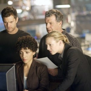 Fringe: John Noble, Jasika Nicole, Anna Torv e Joshua Jackson nell'episodio August