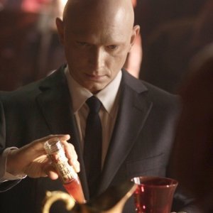 Fringe: Michael Cerveris in una scena dell'episodio August