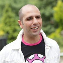 Luca Medici è il cantante Checco Zalone nel film Cado dalle nubi