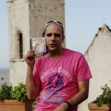 Luca Medici è l'aspirante cantante Checco Zalone con il suo CD nel film Cado dalle nubi