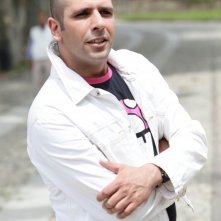 Luca Medici è l'aspirante cantante Checco Zalone nel film Cado dalle nubi