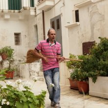 Luca Medici strimpella una scopa in una scena di Cado dalle nubi