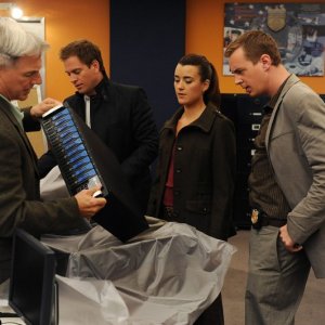 Mark Harmon, Michael Weatherly, Cote de Pablo e Sean Murray in un momento dell'episodio Power Down di Navy NCIS