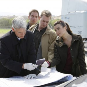 Mark Harmon, Michael Weatherly, Sean Murray e Cote de Pablo nell'episodio Power Down di Navy NCIS
