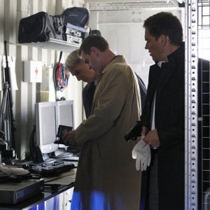 Mark Harmon, Sean Murray e Michael Weatherly durante l'indagine nell'episodio Power Down di Navy NCIS