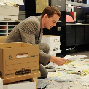 McGee (Sean Murray) in una scena dell'episodio Power Down di Navy NCIS