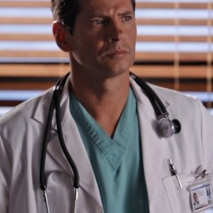 Melrose Place: Thomas Calabro in una scena dell'episodio Shoreline