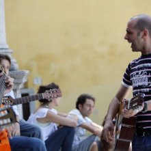 Musica in strada per Luca Medici in una scena di Cado dalle nubi