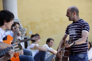 Musica in strada per Luca Medici in una scena di Cado dalle nubi