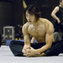 Rain si prepara ad una scena di Ninja Assassin, sul set del film