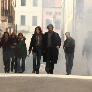 Riccardo Scamarcio con Giovanna Mezzogiorno (al centro) nel film La prima linea