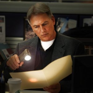 Una sequenza dell'episodio Power Down di Navy NCIS con l'Agente Gibbs (Mark Harmon)