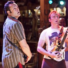 Vince Vaughn alle prese con Guitar Hero nel film L'isola delle coppie (Couples Retreat)