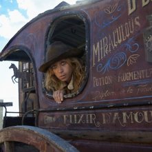 Calamity Jane (Sylvie Testud) si affaccia dalla carrozza in una scena del film Lucky Luke