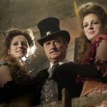 Daniel Prévost	è Pat Poker con due belle ragazze al proprio fianco in una scena del film Lucky Luke