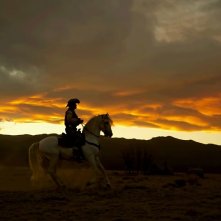Jean Dujardin cavalca al tramonto in una scena del film francese Lucky Luke