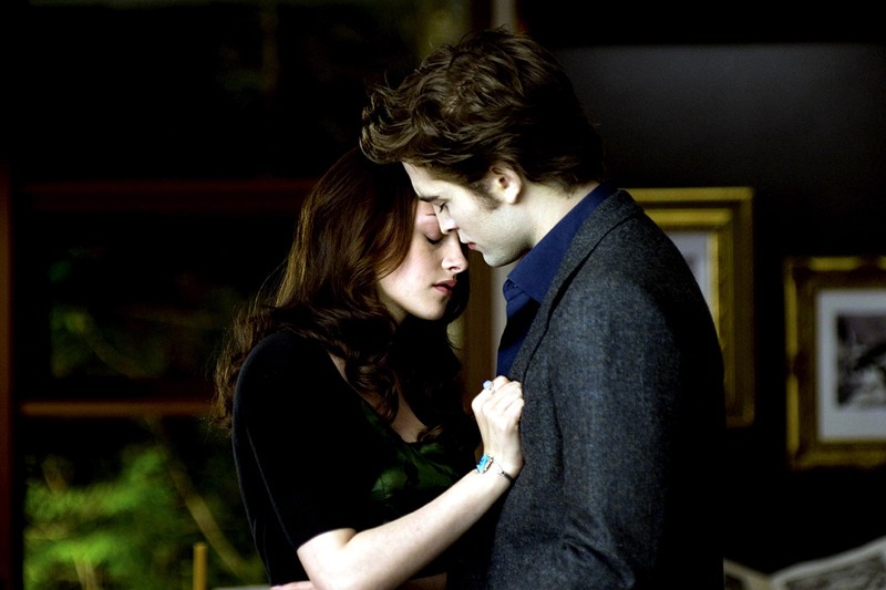 Kristen Stewart E Robert Pattinson In Una Tenera Scena Del Secondo Film Della Saga Twilight New Moon 137118