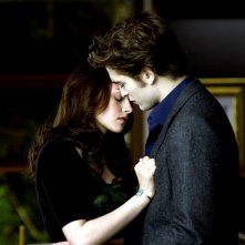 Kristen Stewart E Robert Pattinson In Una Tenera Scena Del Secondo Film Della Saga Twilight New Moon 137118