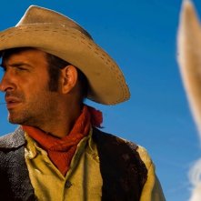 La classica posa di Lucky Luke (Jean Dujardin)