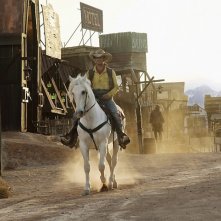Lucky Luke (Jean Dujardin) e il suo inseparabile destriero Jolly Jumper in una scena del film Lucky Luke