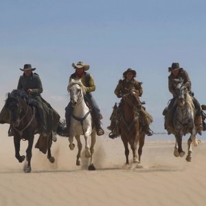 Melvil Poupaud, Jean Dujardin, Sylvie Testud e Michaël Youn a cavallo nel film Lucky Luke