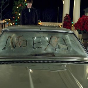 No Exit: una scritta inquietante per James Marsden e Cameron Diaz in una scena del film The Box di Richard Kelly