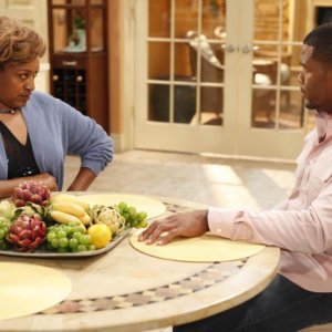 Brothers: CCH Pounder e Michael Strahan nell'episodio House Rules - Anniversary