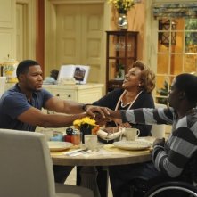 Brothers: CCH Pounder, Michael Strahan e Daryl Mitchell in un momento dell'episodio Mom at Bar/Train Buddy