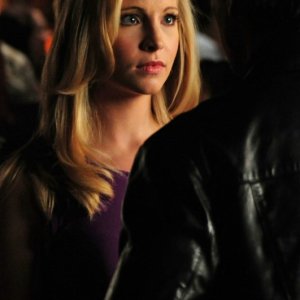 Caroline (Candice Accola) in una scena dell'episodio 162 Candles di The Vampire Diaries