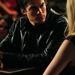 Damon (Ian Somerhalder) in una scena dell'episodio 162 Candles di The Vampire Diaries