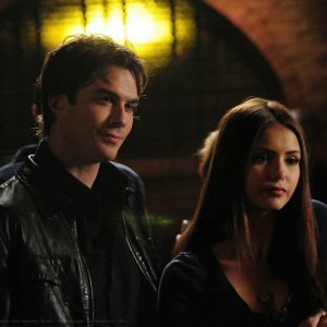 Ian Somerhalder e Nina Dobrev in una sequenza dell'episodio 162 Candles di The Vampire Diaries
