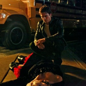 Ian Somerhalder guarda tristemente Kayla Ewell nell'episodio Haunted di The Vampire Diaries