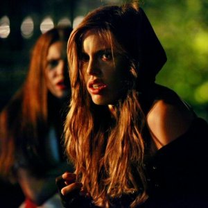 La vampiresca Vicki (Kayla Ewell) con Elena (Nina Dobrev) alle spalle nell'episodio Haunted di The Vampire Diaries