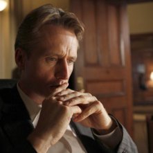 Law & Order: Linus Roache nell'episodio Dignity