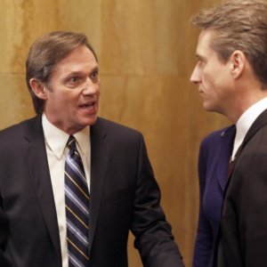 Law & Order: Richard Thomas e Linus Roache nell'episodio Dignity